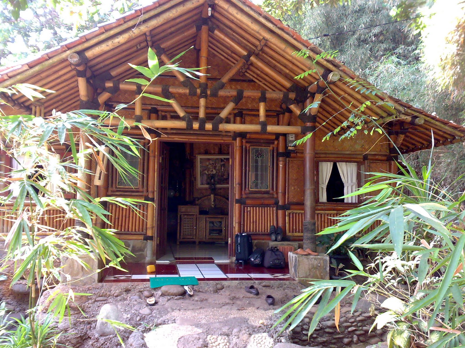 Rumah Bambu Sejuk Di Siang Hari